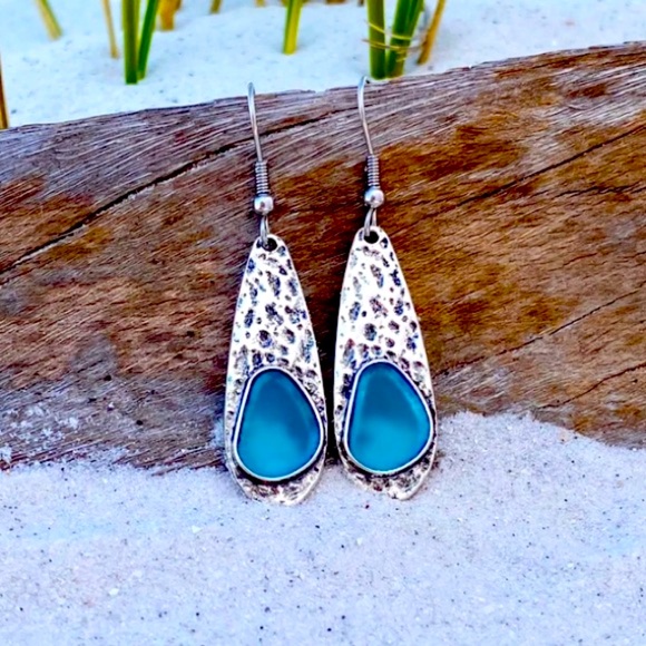 NWT! 🏝 HAMMERED ECO-FRIENDLY SILVER/BLUE SEA GLASS OCEAN DROP EARRINGS - Picture 1 of 6